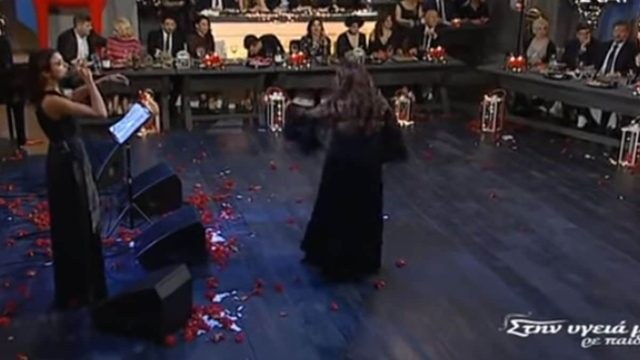 Ποιά Κατερίνα Καραβάτου; Το καθηλωτικό τσιφτετέλι πασίγνωστης ηθοποιού που έκανε “τούρμπο” τον Κρατερό Κατσούλη (video)