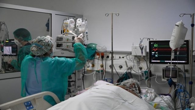 Κορωνοϊός – Ανείπωτη θλίψη στο «Αττικόν»: Πέθανε στο νοσοκομείο 20χρονη έγκυος – Ήταν ανεμβολίαστη