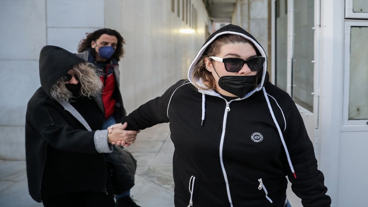 Εξοργιστικές εικόνες: Μάνα και αδερφή της Ρούλας Πισπιρίγκου πέταξαν όλα τα «δώρα» Μαλένας και Ίριδας από το νεκροταφείο! (photos-video)