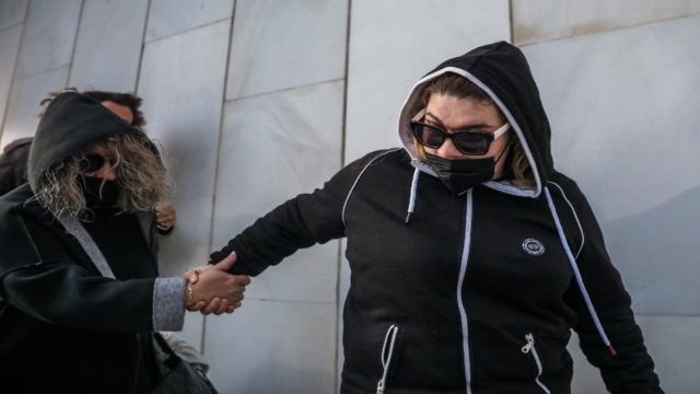 Ρούλα Πισπιρίγκου: Τι απαντάει η αδερφή της για τα πεταμένα παιχνίδια από τους τάφους των τριών παιδιών (video)