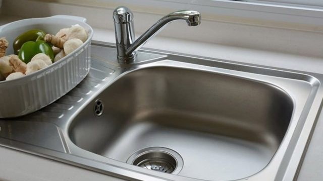 «Παρελθόν» η άσχημη μυρωδιά στον νεροχύτη – Το πανέξυπνο tip για να το πετύχετε