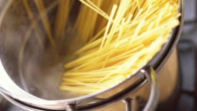 Κίνδυνος στην κουζίνα: Ανακατεύετε διαρκώς τα μακαρόνια όταν βράζουν; Σταματήστε το άμεσα γιατί…