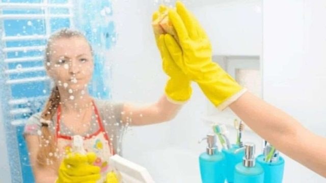 Το μυστικό κόλπο με ξύδι και λεμόνι για λαμπερούς καθρέφτες στο μπάνιο