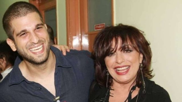 «Είχαν έναν μόνο φόβο…» – Συγκλονίζει για την υιοθεσία του γιου της η Χάρις Αλεξίου