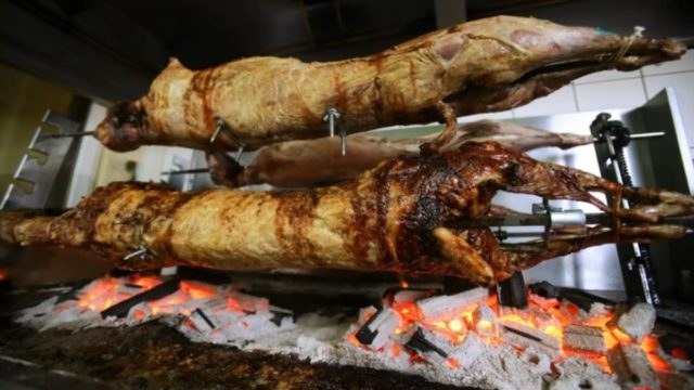 Χωρίς κρέας η φετινή σούβλα; Δραματική αύξηση τιμών σε αρνιά και κατσίκια για το Πάσχα