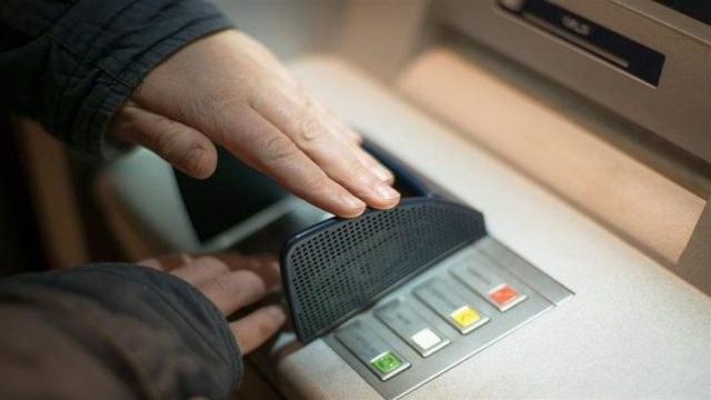 Μεγάλη απάτη στα ATM: Αν πατήσετε καταλάθος αυτό το κουμπί θα χάσετε όλα σας τα χρήματα!