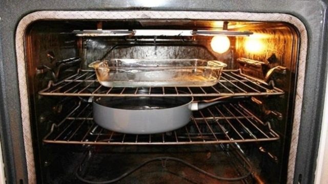 Από τη λαϊκή στον… φούρνο: Αυτό είναι το φρούτο που διώχνει όλες τις άσχημες μυρωδιές από την κουζίνα