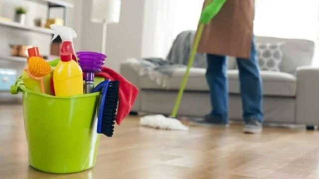 Μήπως σφουγγαρίζετε λάθος; Έτσι το έκαναν οι γιαγιάδες και ήταν πάντα καθαρό το πάτωμα!