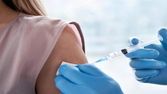 Κορωνοϊός – Τέταρτη δόση εμβολίου: Σε ποιους συστήνεται και πότε – Τι ανακοινώθηκε (video)