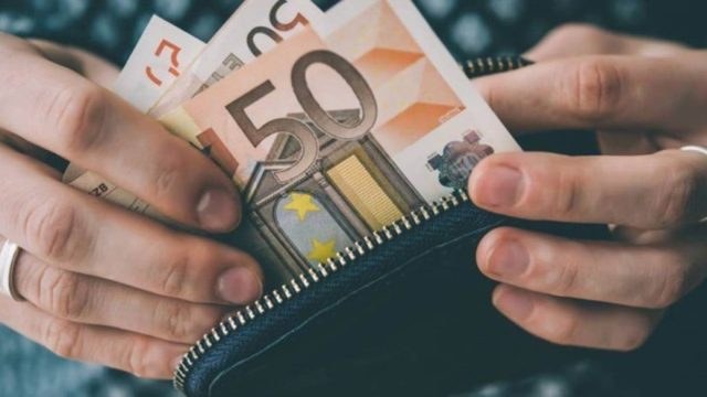 Επίδομα 200 ευρώ: Στις 20-21 Απριλίου η «επιταγή ακρίβειας» – Μέσα στην εβδομάδα η πλατφόρμα για τα καύσιμα