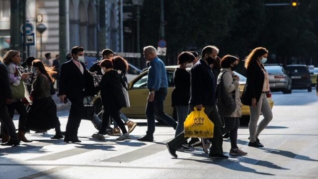 Κορωνοϊός: Μικρή πτώση με 15.823 νέα κρούσματα – Στους 52 οι θάνατοι