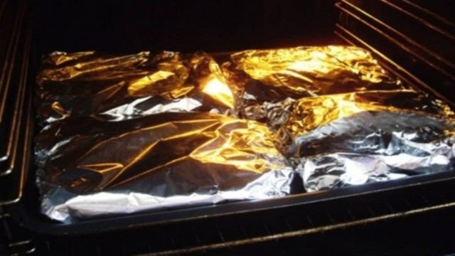 Τα μάτια σας 14 με το αλουμινόχαρτο στον φούρνο: Μπορεί να προκληθεί μέχρι και…