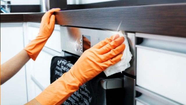 Πεντακάθαρος φούρνος με τις συμβουλές της γιαγιάς: Έτσι θα τον καθαρίσετε αποτελεσματικά