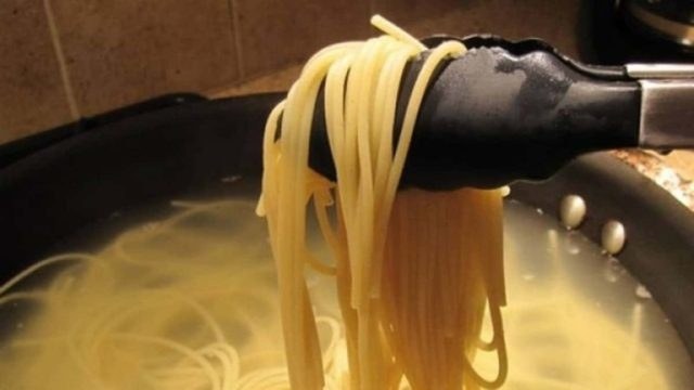 Οι γιαγιάδες το πρόσεχαν πάντα: Αυτή η μικρή απροσεξία αρκεί για να κάνει άνοστα τα μακαρόνια