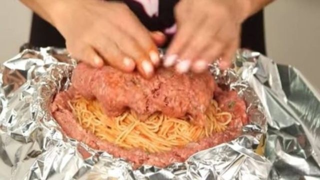 Είναι απλά ονειρικό! Πιέζει σε αλουμινόχαρτο κιμά και ρίχνει μέσα μακαρόνια – Θα σας τρέχουν τα σάλια