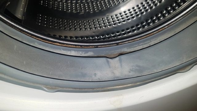 Μούχλα στο πλυντήριο: Πώς να την καθαρίσετε εύκολα με μόνο 2 υλικά