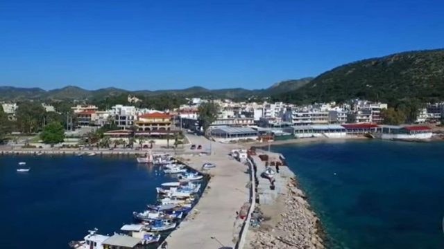 Θυμίζει νησί: Η παραλία δίπλα στην Αθήνα που είναι ιδανική για οικογένειες!