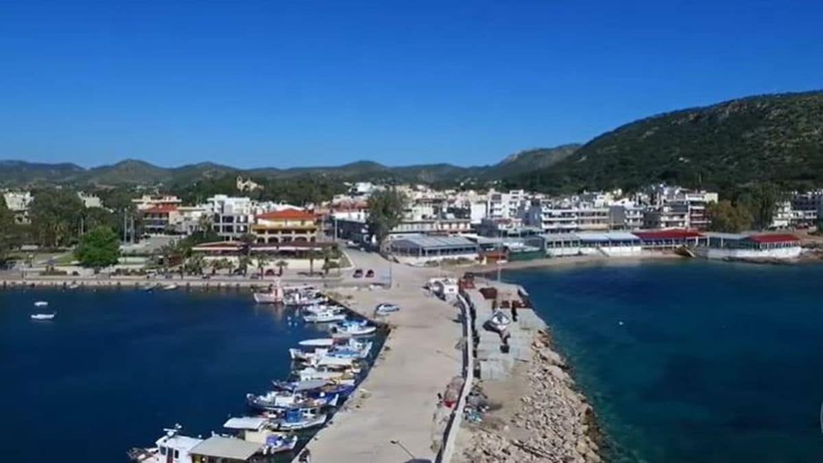 Θυμίζει νησί: Η παραλία δίπλα στην Αθήνα που είναι ιδανική για οικογένειες!