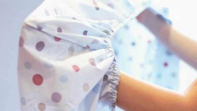 Δυσκολευόσουν κι εσύ; Εδώ σε έχουμε: Ο εύκολος τρόπος να διπλώνεις τα σεντόνια με λάστιχο!