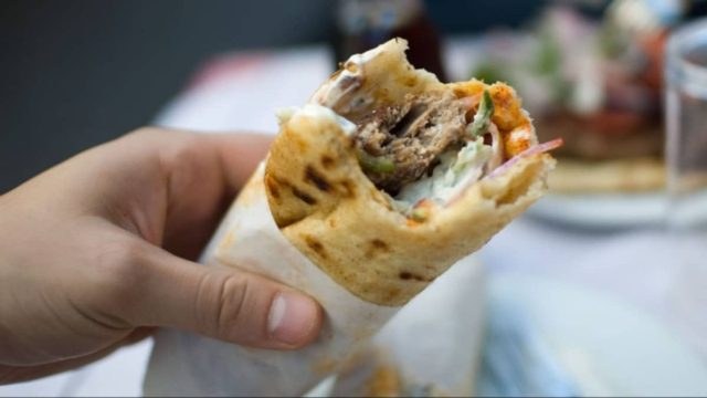 Η απόλυτη ιεροσυλία: Γιατί δεν πρέπει να βάζουμε πατάτες τηγανητές στο σουβλάκι;
