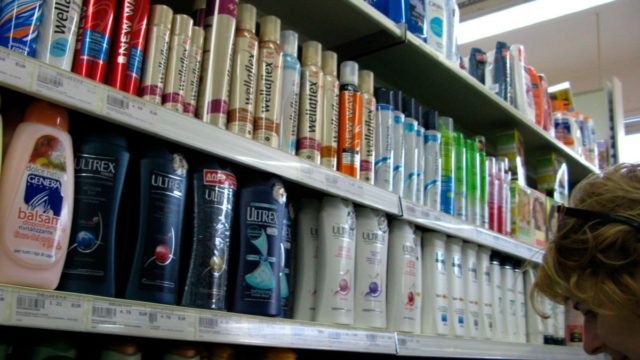 Τελείωσε το αφρόλουτρο; Αυτό θα συμβεί στο σώμα σας αν χρησιμοποιήσετε σαμπουάν