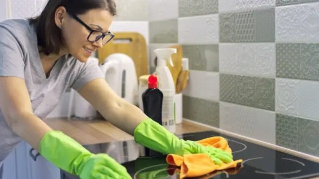 Γρατζουνιές και βρωμιά τέλος – Μικρά tips για να τις αφαιρέσεις από την κεραμική εστία