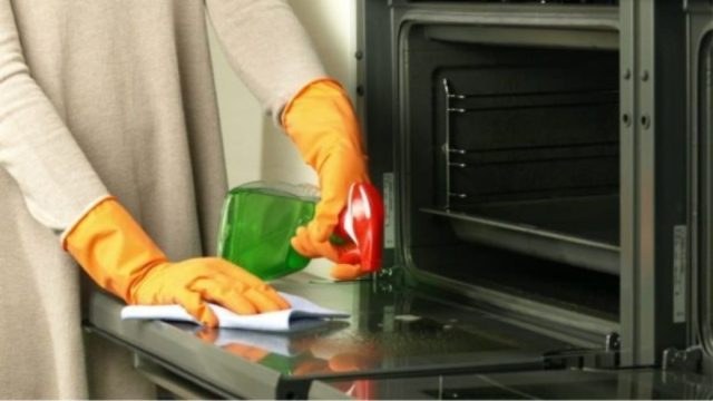 Έτσι θα καθαρίσετε τέλεια ανάμεσα στο διπλό τζάμι του φούρνου