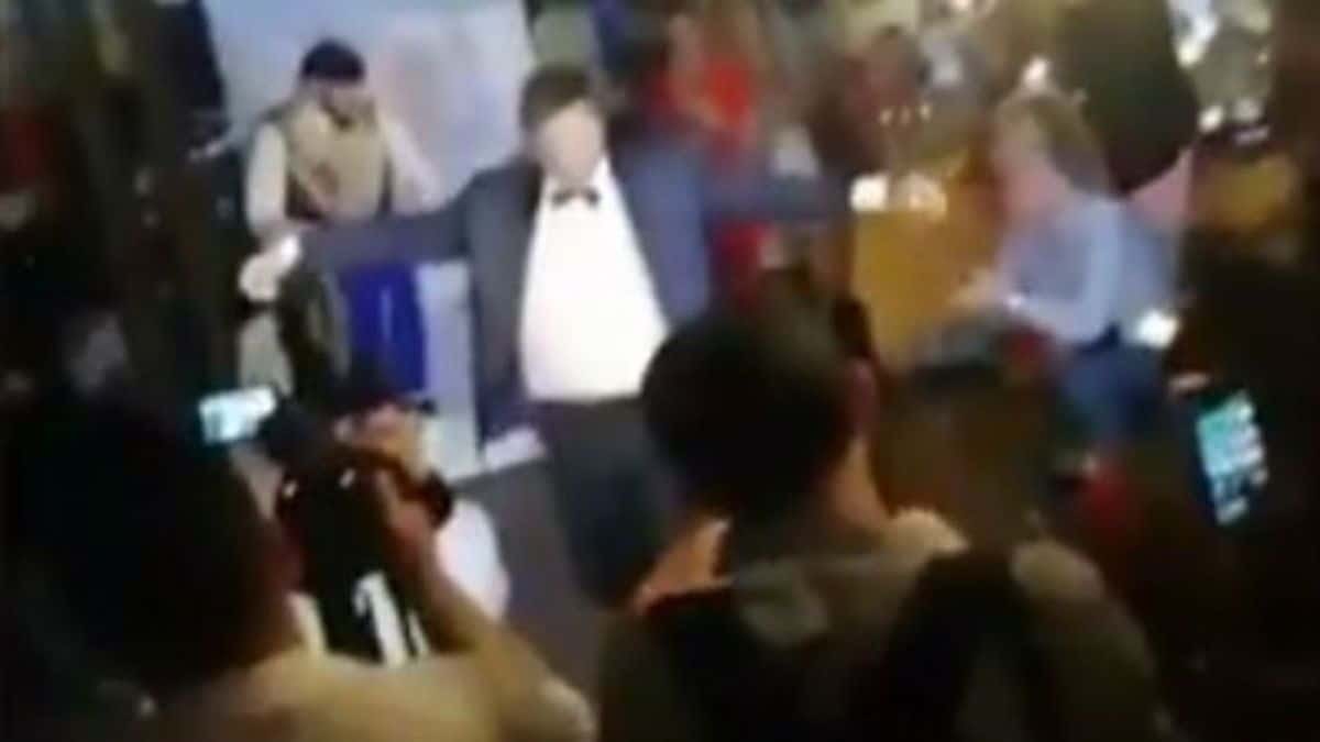 Παντρεύτηκε ο πιο περιζήτητος εργένης και το γιορτάζει με ένα μερακλίδικο ζεϊμπέκικο