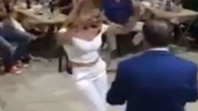 30χρονη καλλονή χορεύει τσιφτετέλι και αναστατώνει τους πάντες