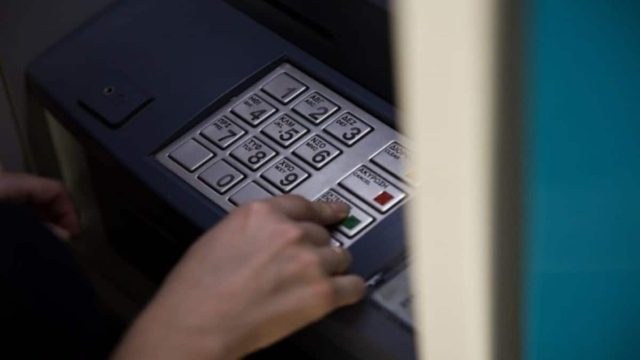Πήγε στο ΑΤΜ ενώ είχε ξεχάσει την κάρτα του – Κατάφερε και σήκωσε χρήματα με…