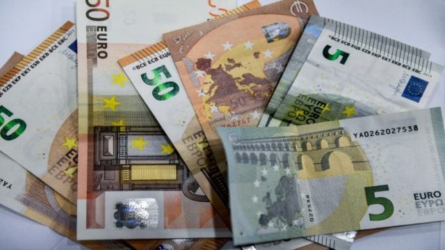 «Έσκασε» νέο επίδομα: Ποιοί δικαιούνται τα 300 ευρώ και ο τρόπος με τον οποίο θα πληρωθεί