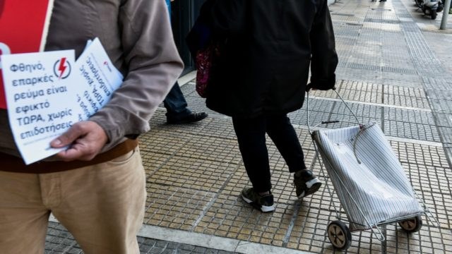 «Σπάει» κάθε ρεκόρ η ακρίβεια – «Ματώνει» το ελληνικό πορτοφόλι: Aυτά είναι τα προϊόντα με τις μεγαλύτερες αυξήσεις (video)
