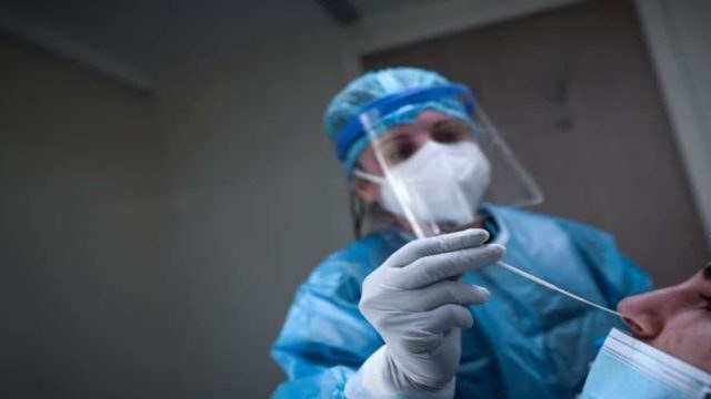 Μικρή άνοδος στον αριθμό νέων κρουσμάτων – Κάτω από 20 οι θάνατοι