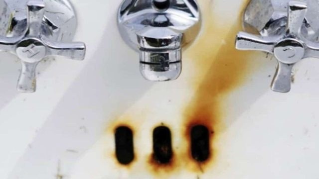 Ξεχάστε τη σκουριά από μπανιέρα και νιπτήρα: Τα τρία υλικά που υπόσχονται σίγουρη λύση στο πρόβλημα