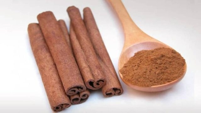 Ρίχνει κανέλα στις πόρτες και στα παράθυρα του σπιτιού – Βρήκε τον τρόπο να εξαφανίσει τα μυρμήγκια!