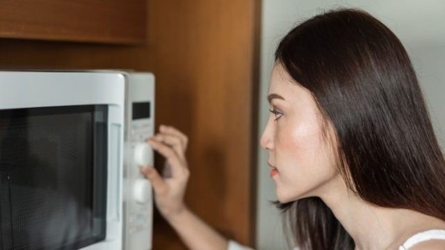 Προσοχή: Μην βάζετε αυτά τα τρόφιμα στον φούρνο μικροκυμάτων