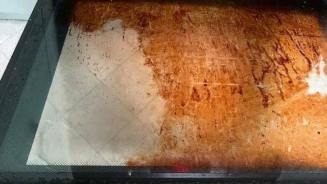 Θα αστράψει όσο ποτέ άλλοτε: Έτσι θα καθαρίσετε τη γεμάτη από λίπη πόρτα του φούρνου σας