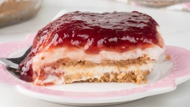 Το πιο δροσερό και λαχταριστό γλυκό ψυγείου με μαρμελάδα φράουλα