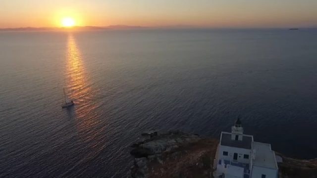 10 ευρώ την ημέρα, 40 λεπτά από την Αττική: Το «μαγικό» νησί για να περάσεις τις διακοπές σου (Video)