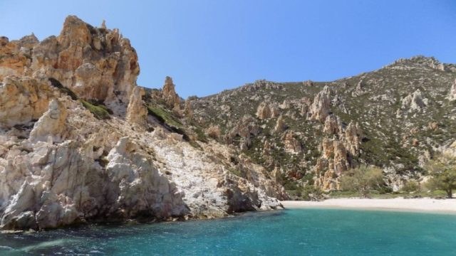 Ο αληθινός παράδεισος είναι στο Αιγαίο: Το μεγαλύτερο ακατοίκητο νησί του πελάγους με θάλασσα και αμμουδιές βγαλμένες από παραμύθι