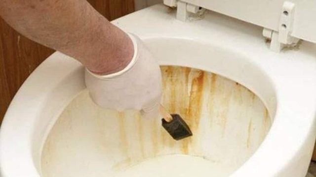Σκουριά στη λεκάνη τουαλέτας: Το σούπερ-πάμφθηνο υλικό που την «εξαφανίζει» και έχουμε όλοι στο μπάνιο