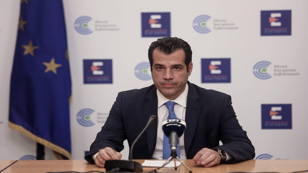 Θάνος Πλεύρης: Τέλος οι μάσκες στους εσωτερικούς χώρους – Οι εξαιρέσεις (Video)
