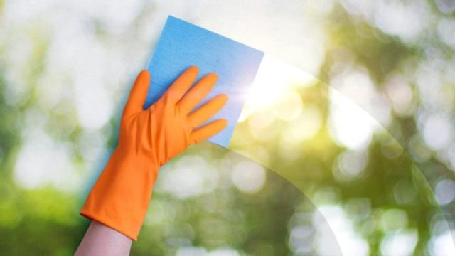 Κάνε τα… αόρατα: Απλές και γρήγορες λύσεις για να καθαρίσετε τα τζάμια του σπιτιού σας