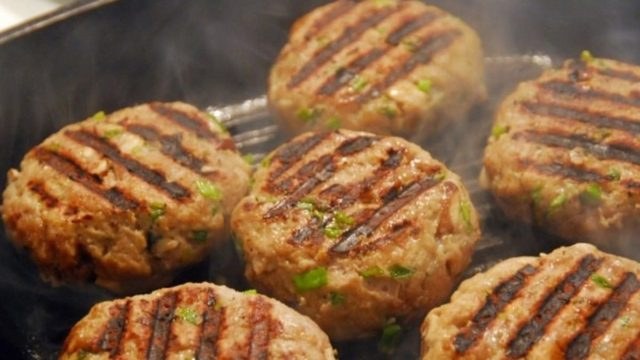 Πρόσθεσε στον κιμά για τα μπιφτέκια τριμμένη πατάτα – Δείτε τον λόγο και θα τρέξετε να το κάνετε και εσείς!