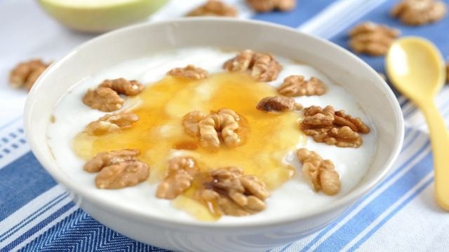 Το λιποδιαλυτικό πρωινό με γιαούρτι, κανέλα και 1 ακόμα υλικό που θα σας κάνει φέτες σε λιγότερο από 15 ημέρες