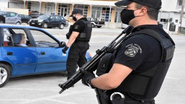 Θεσσαλονίκη: Φώναζε «βιάζουν τη γυναίκα μου» και πυροβολούσε – Η ετοιμόγεννη σύζυγός του και τα ναρκωτικά που εντοπίστηκαν στο σπίτι (video)