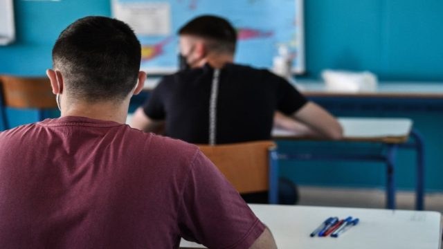 Πανελλαδικές 2022: Μαθητής κάνει δημοσίως ερωτική εξομολόγηση σε επιτηρήτρια και γίνεται viral – «Ελπίζω να την ξαναδώ…» (video)