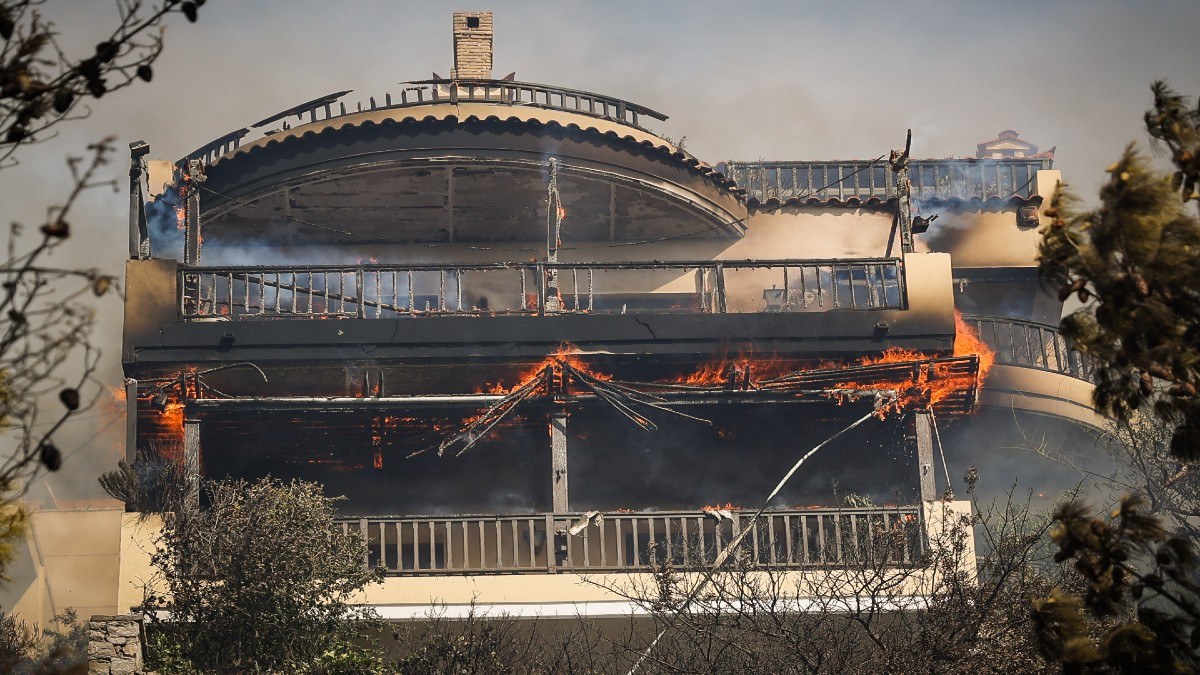 Φωτιά στη Γλυφάδα: Κάηκαν τα πρώτα σπίτια στο Πανόραμα Βούλας – Μήνυμα του 112 για εκκένωση από τους κατοίκους (video)