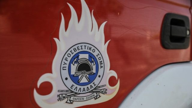 Συναγερμός στο Πέραμα με φωτιά σε ρυμουλκό πλοίο – Επιχειρούν 15 πυροσβέστες με 5 οχήματα