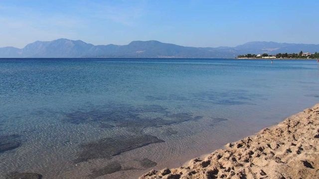 Αυτή είναι η ονειρική παραλία με το παράξενο φαινόμενο μια «ανάσα» από την Αθήνα